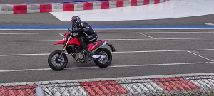 Okruhové testování Hypermotard 698 Mono
